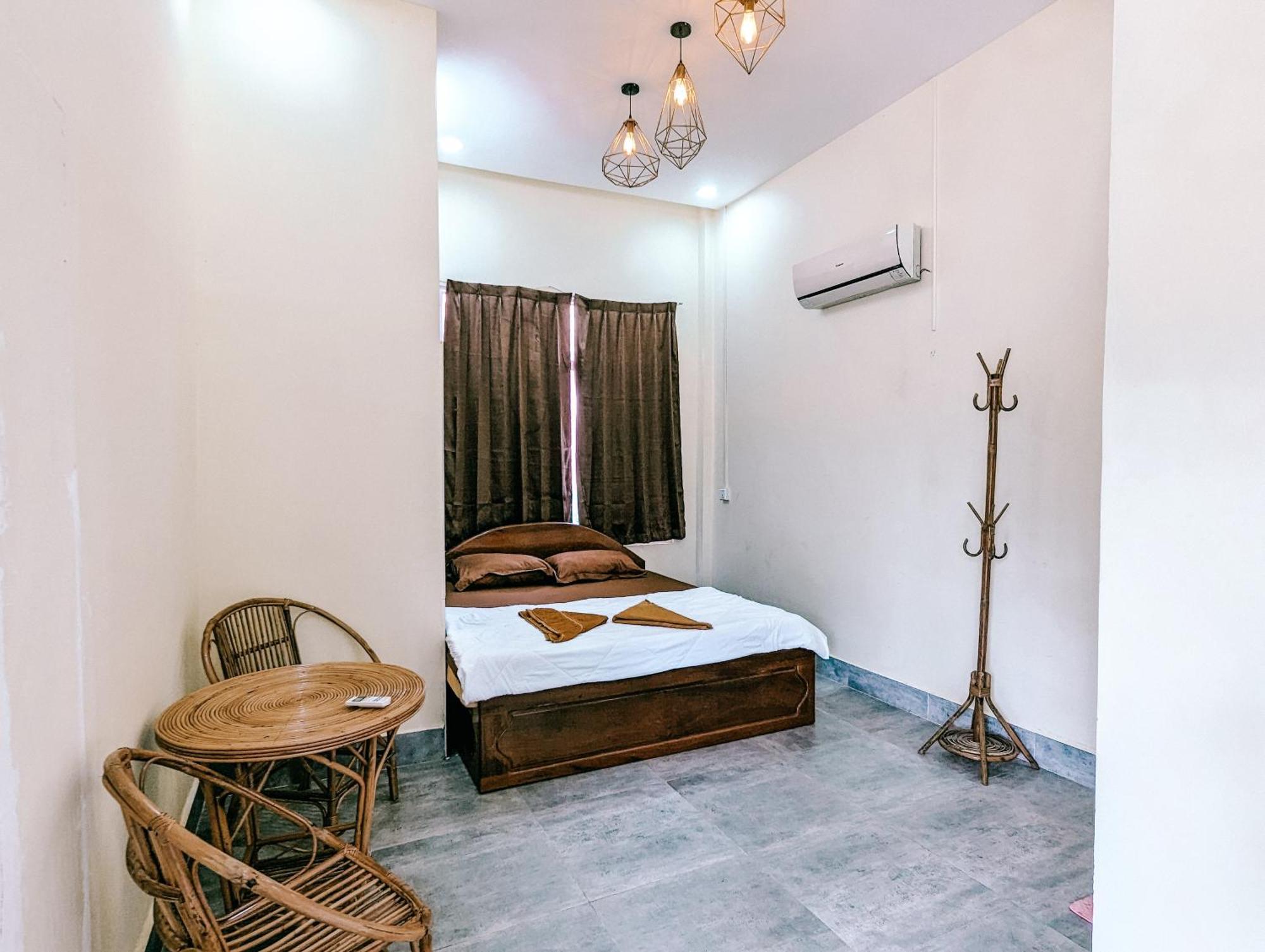 Yellow Star Hostel กำปอต ภายนอก รูปภาพ